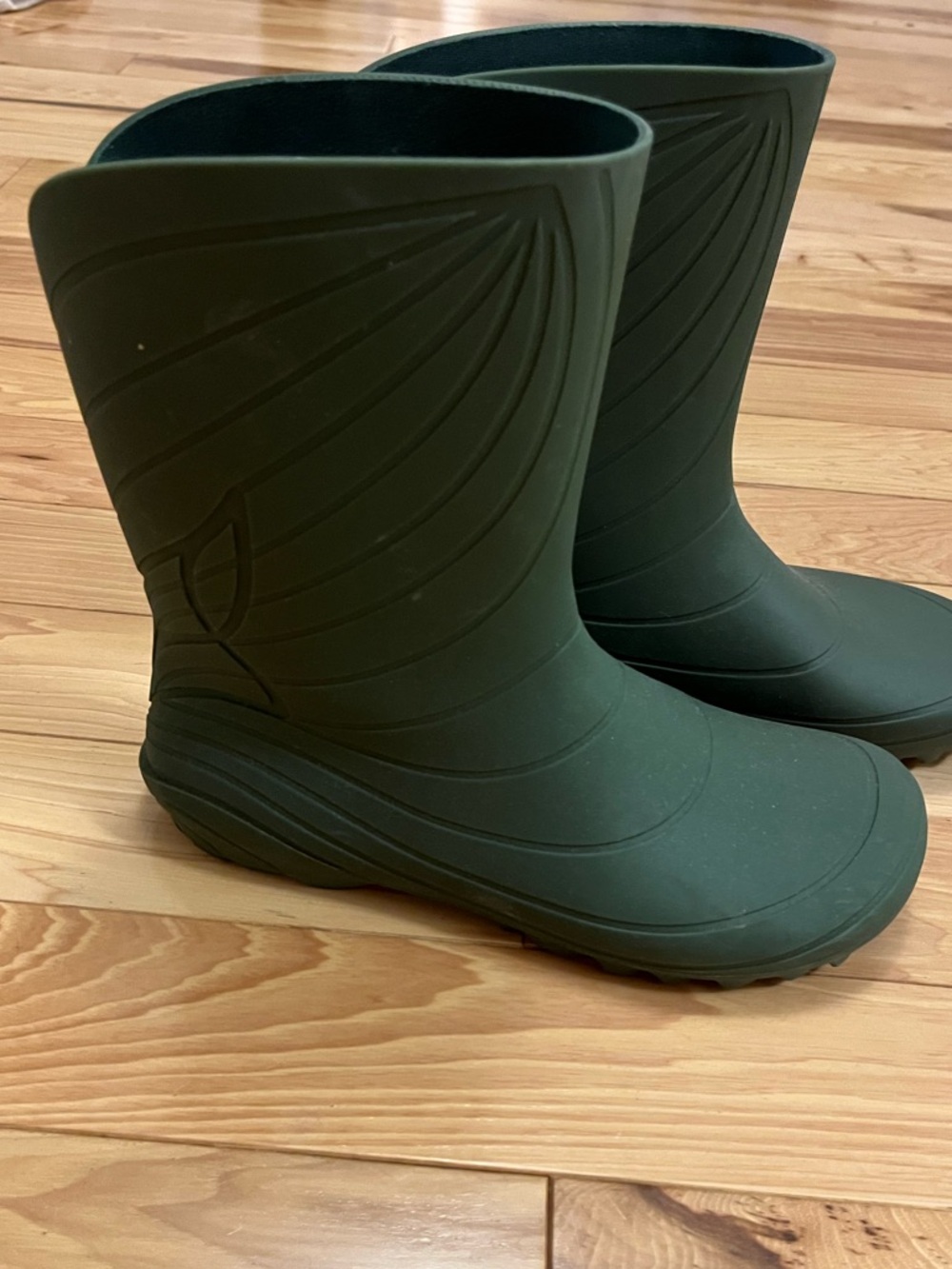Wildling Minimalist Olive Green Waterproof Rain Boots, size 40